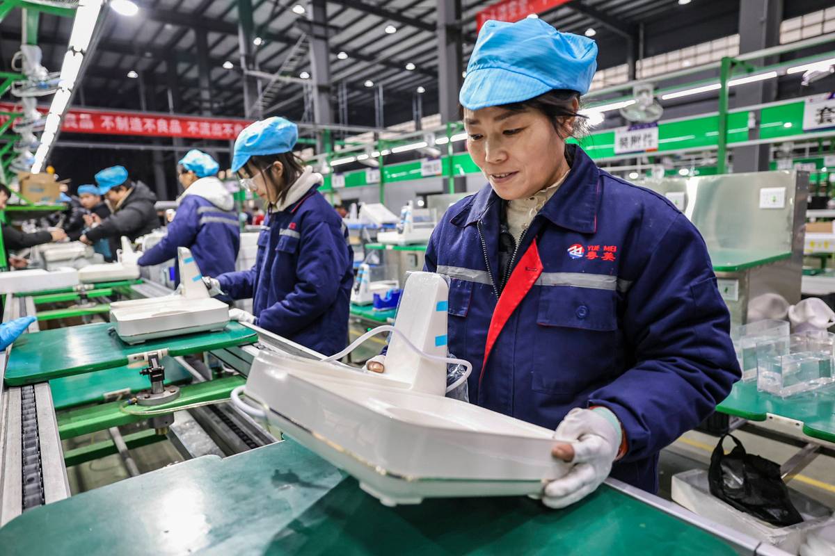 研发出家用制冰机,暖菜保温板,电蒸锅等多种智能小家电产品,受到国外