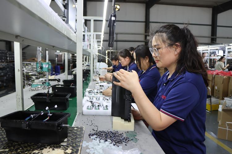 6月17日,位于鲁西新区的山东华泽电器生产车间,工人们正在